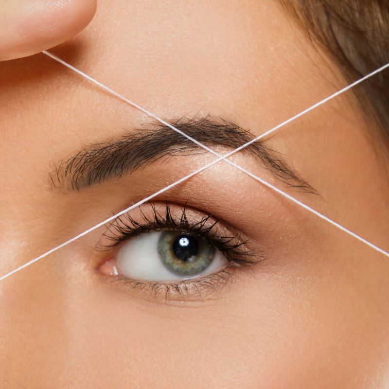 Depilación con hilo en cejas.