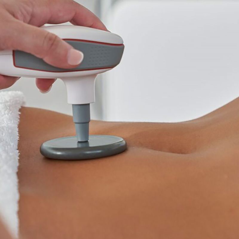 Primer plano de tratamiento de indiba corporal.