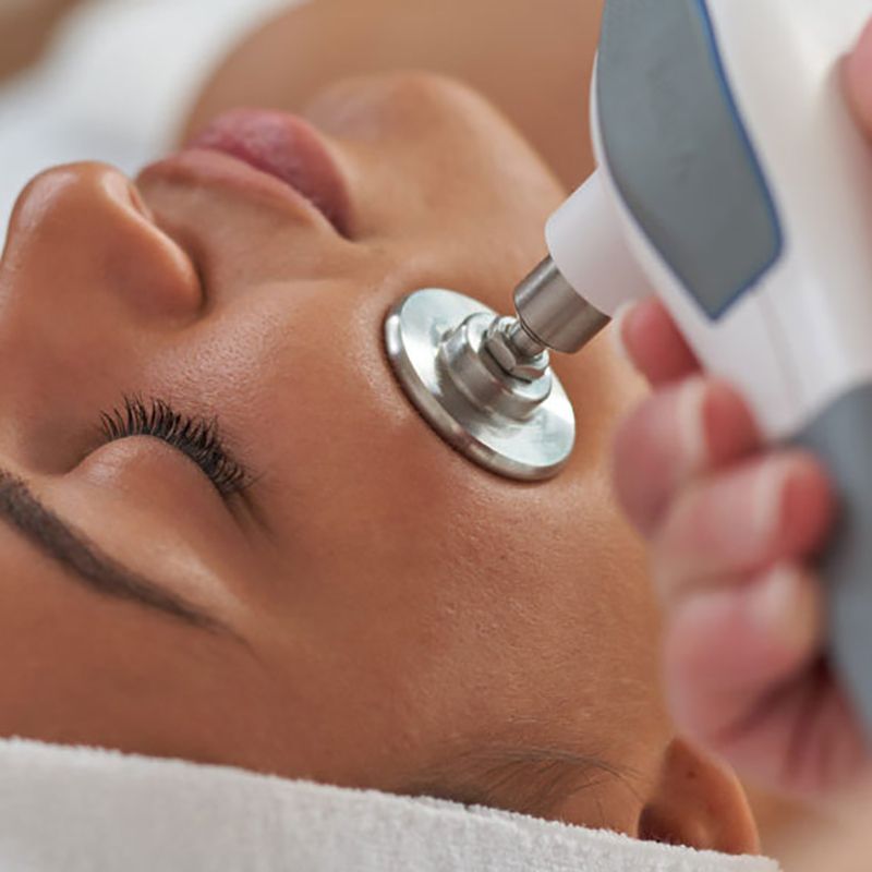 Primer plano de tratamiento de indiba facial.